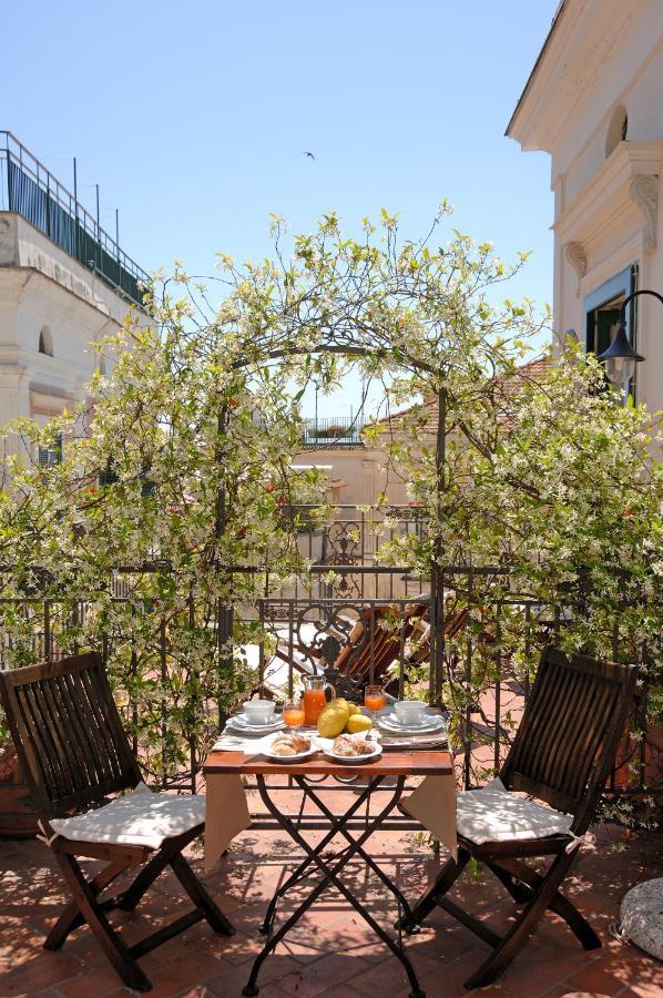Old Square & Guest house 2*